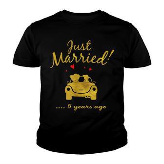 5Th Wedding Anniversary Just Married 5 Yrs Ago Youth T-shirt - Thegiftio UK