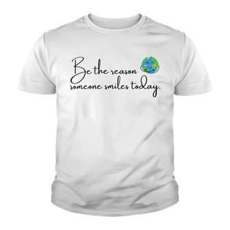 Be The Reason Someone Smiles Today Cute Happy Earth Youth T-shirt | Favorety DE