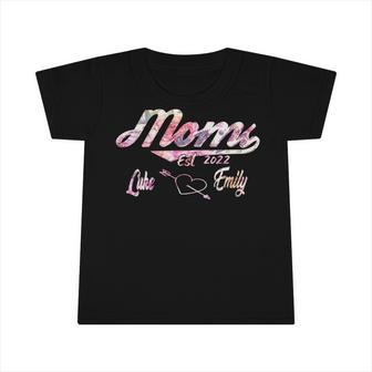 Mom Est 2022 Luke Emily Rainbow Infant Tshirt | Favorety DE