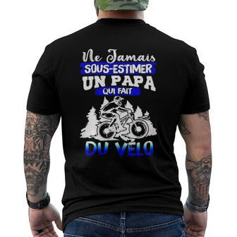 Ne Jamais Sous Estimer Un Papa Qui Fait Du Velo Men's Back Print T-shirt | Mazezy