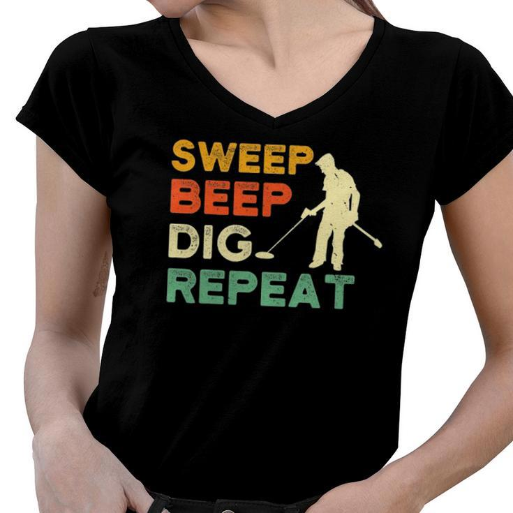 Cool Metal Detecting Gifts Detectorist Metal Detector Gifts Women V-Neck T-Shirt