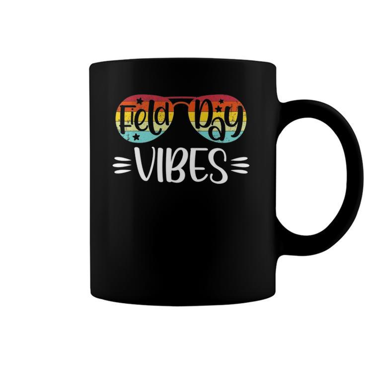 Field Day Vibes Funny Gifts For Teacher Kids Field Day 2022 Vintage Retro Coffee Mug