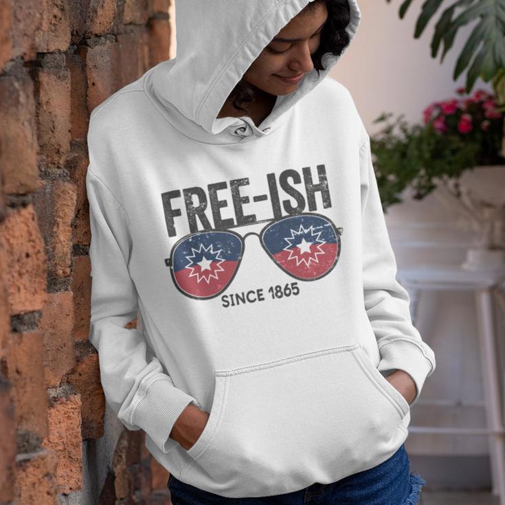 Premium Free-Ish Juneteenth Celebrate Black Freedom Free-Ish 1865 Messy Bun Afro Mom Youth Hoodie