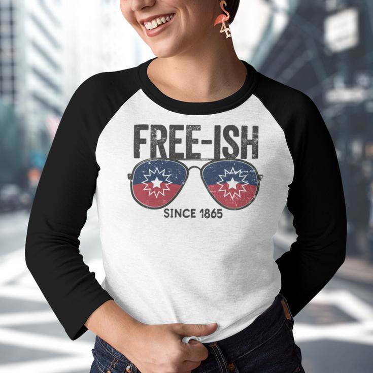 Premium Free-Ish Juneteenth Celebrate Black Freedom Free-Ish 1865 Messy Bun Afro Mom Youth Raglan Shirt