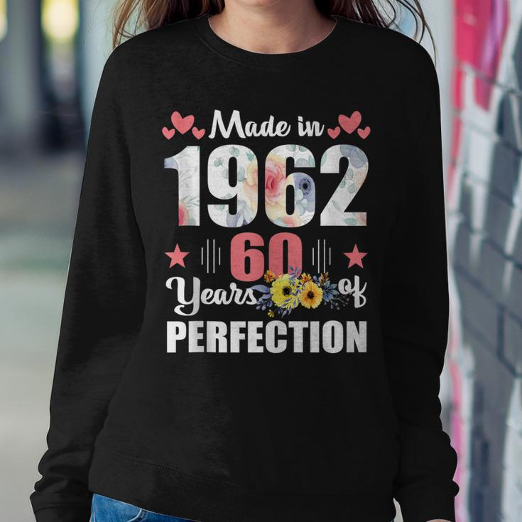 Made 1962 Floral 60 Years Old Family 60Th Birthday 60 Years Sweatshirt Gifts for Her