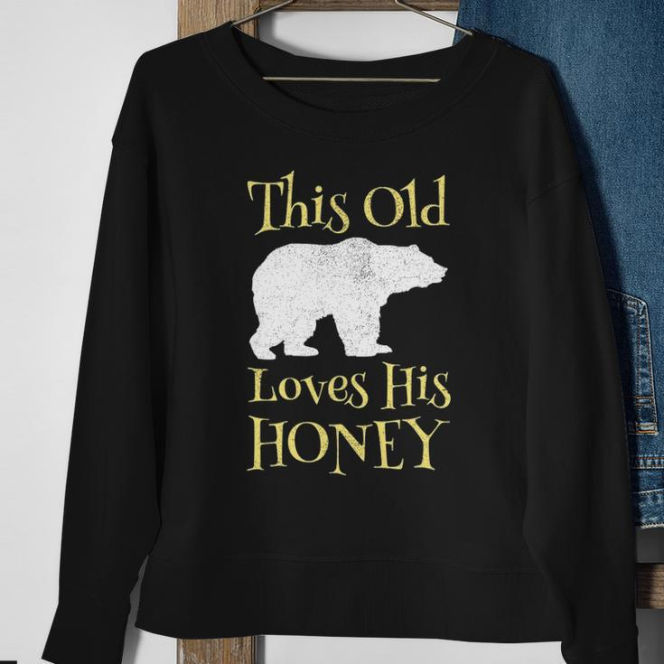 Mens Papa Bear Fathers Day Gift This Old Bear Loves His Honey Sweatshirt Gifts for Old Women