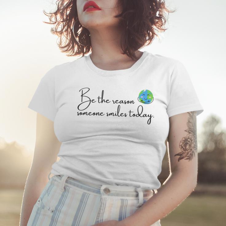 Be The Reason Someone Smiles Today Cute Happy Earth Women T-shirt Gifts for Her