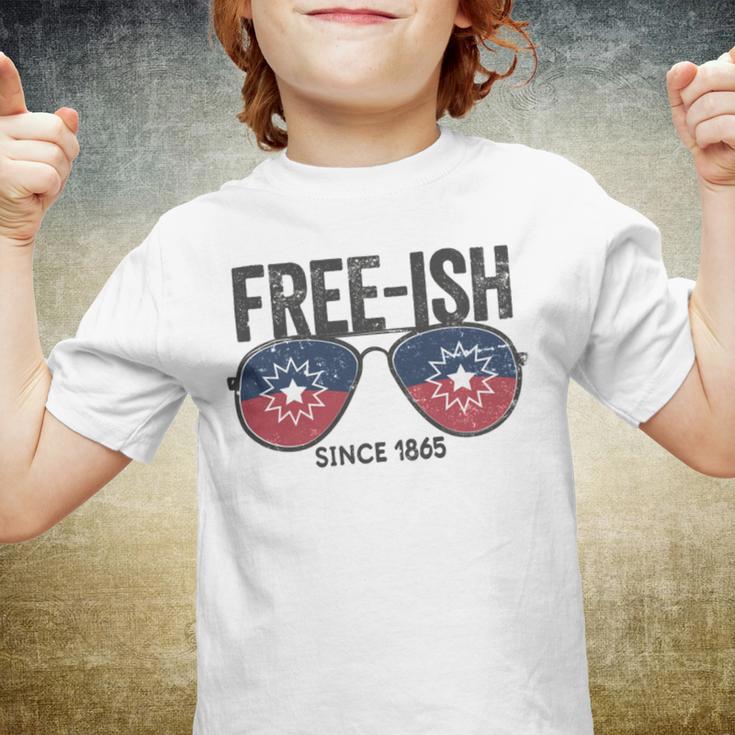 Premium Free-Ish Juneteenth Celebrate Black Freedom Free-Ish 1865 Messy Bun Afro Mom Youth T-shirt