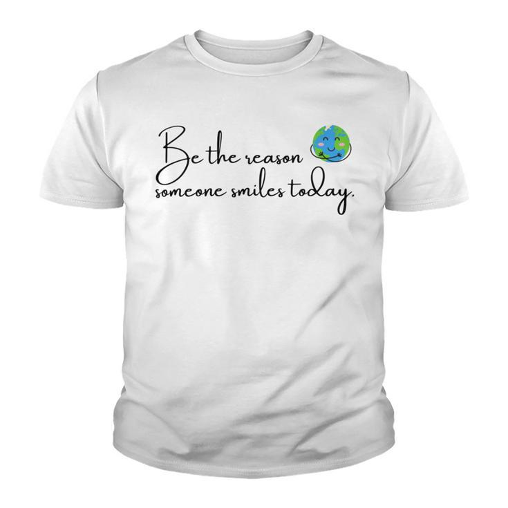 Be The Reason Someone Smiles Today  Cute Happy Earth Youth T-shirt