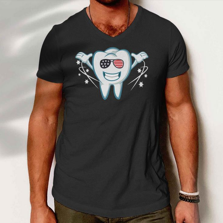 Funny Tooth With Sunglasses Flag Usa Dentist Gift 4Th July Men V-Neck Tshirt