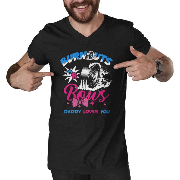 Burnouts Or Bows Gender Reveal Baby Party Announcement Daddy  Men V-Neck Tshirt