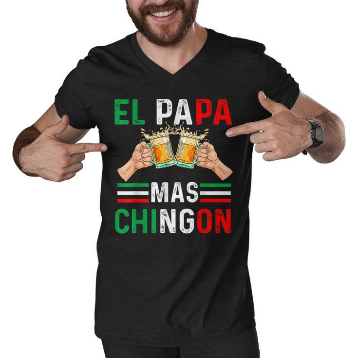 El Papa Mas Chingon Funny Mexican Dad Gift Husband Regalo  V3 Men V-Neck Tshirt
