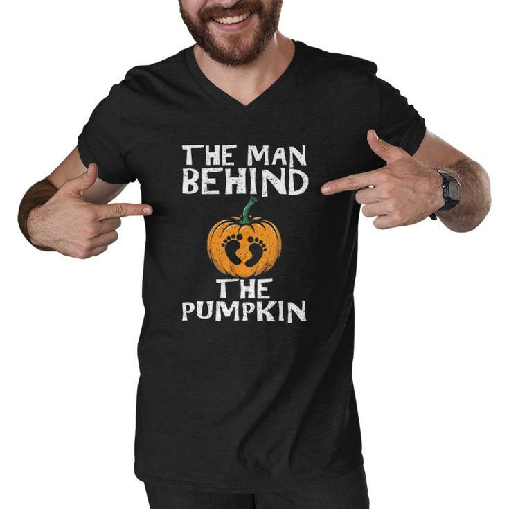 Mens Halloween Pregnancy Dad The Man Behind The Pumpkin Men V-Neck Tshirt