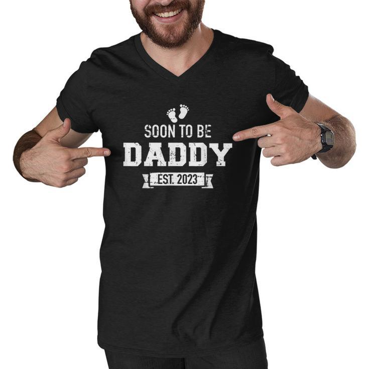 Mens Soon To Be Daddy 2023 Pregnancy Announcement Men V-Neck Tshirt