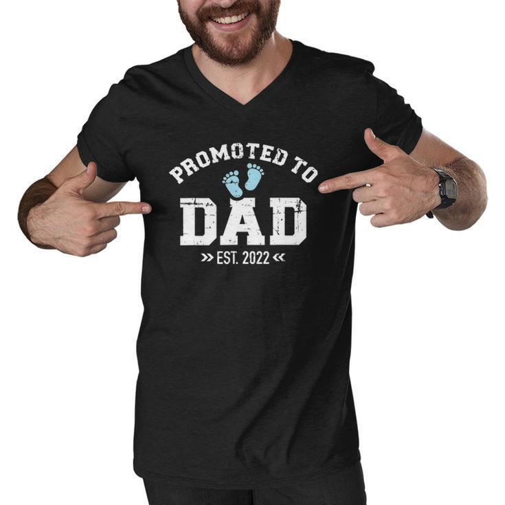 Promoted To Dad 2022 Baby Feets Men V-Neck Tshirt