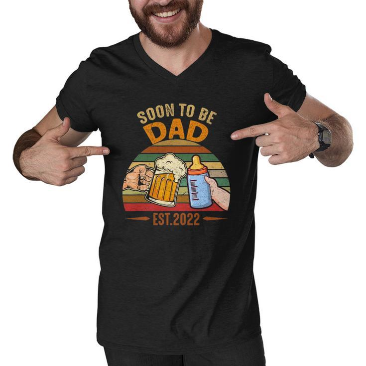 Vintage Soon To Be Dad 2022 Fathers Day Men V-Neck Tshirt