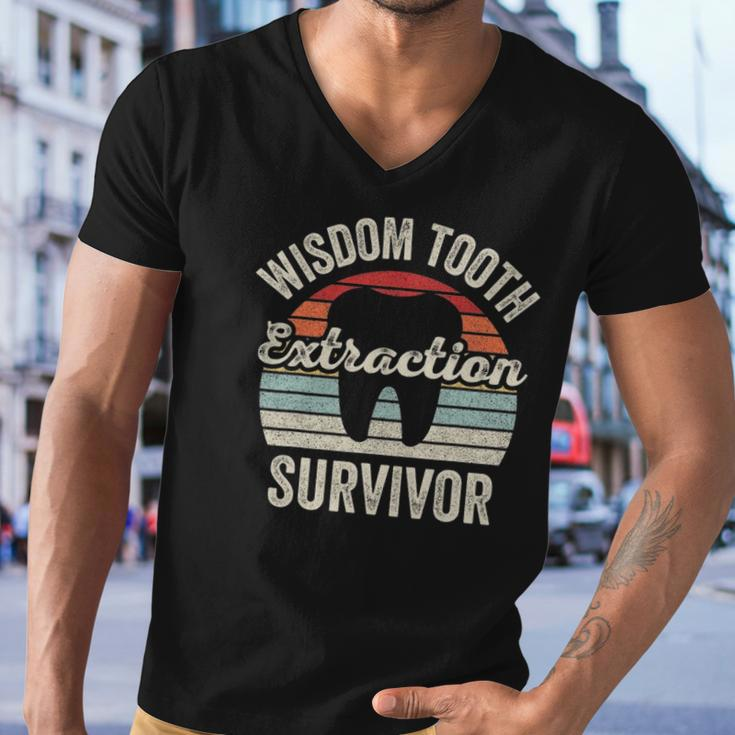 Retro Vintage Wisdom Tooth Extraction Survivor Dentist Men V-Neck Tshirt