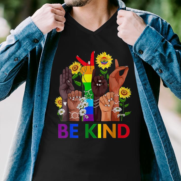 Be Kind Sign Language Hand Talking Lgbtq Flag Gay Pride Men V-Neck Tshirt