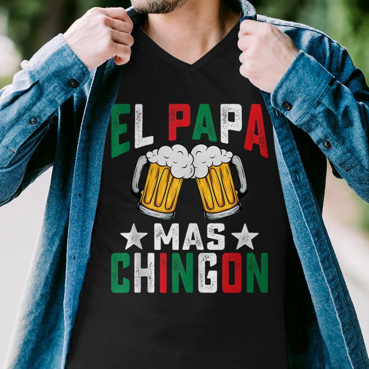 El Papa Mas Chingon Funny Mexican Dad Husband Regalo Flag V2 Men V-Neck Tshirt