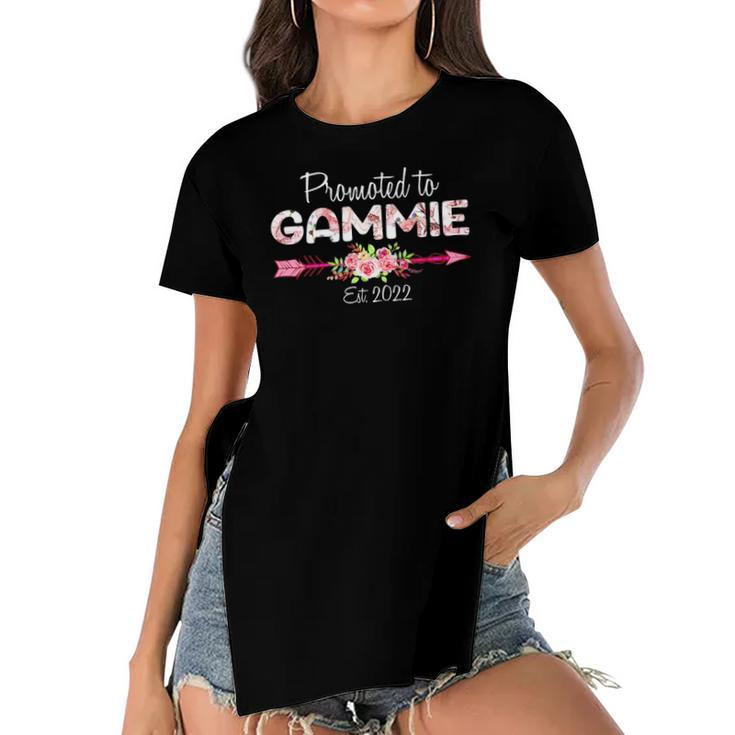 Womens Promoted To Gammie Est 2022 Tee Cute Mothers Day Gift Women's Short Sleeves T-shirt With Hem Split