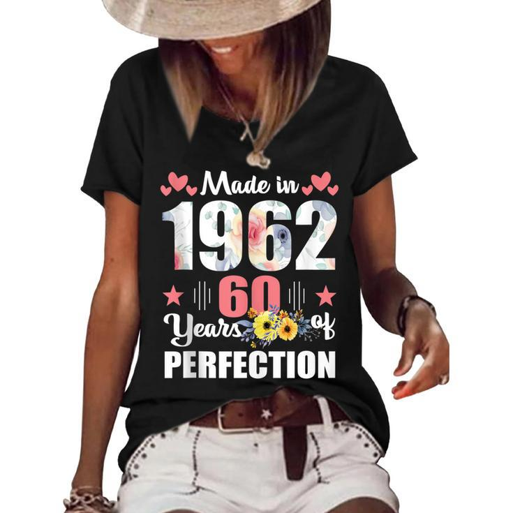 Made 1962 Floral 60 Years Old Family 60Th Birthday 60 Years  Women's Short Sleeve Loose T-shirt
