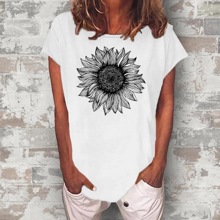 Be Kind Sunflower Minimalistic Flower Plant Artwork Women's Loosen Crew Neck Short Sleeve T-Shirt