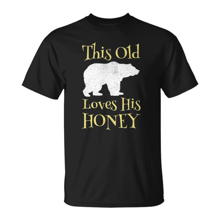 Mens Papa Bear Fathers Day Gift This Old Bear Loves His Honey Unisex T-Shirt