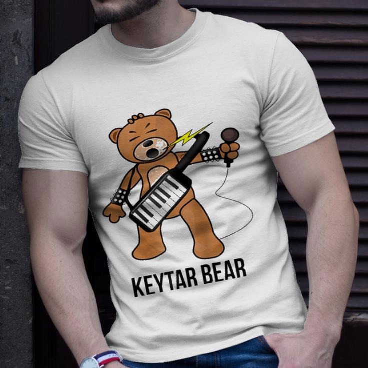 Boston Keytar Bear Street Performer Keyboard Playing Gift Raglan Baseball Tee Unisex T-Shirt Gifts for Him